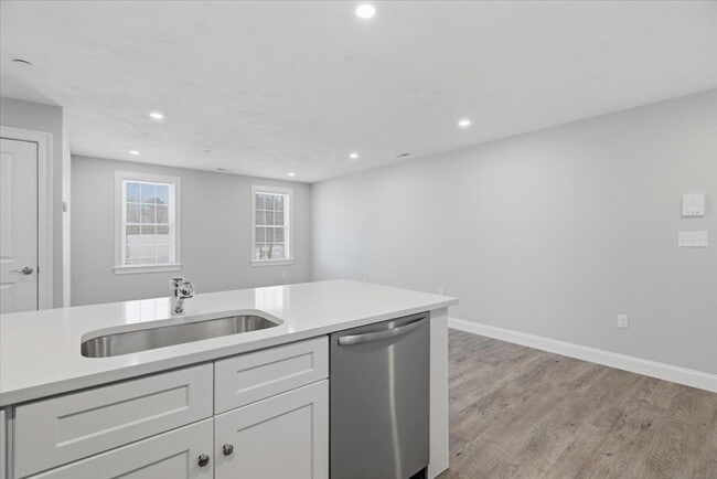 Building Photo - 204 Central St