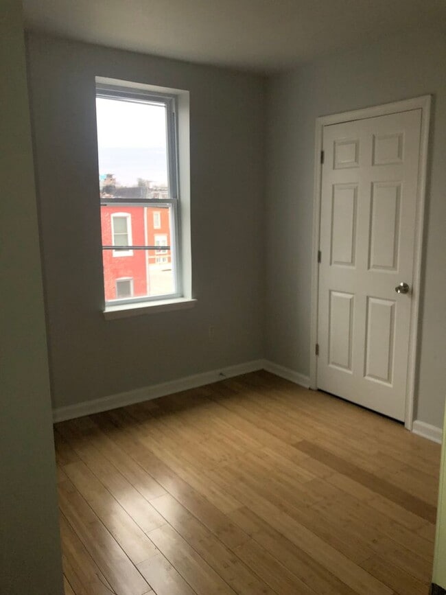 Building Photo - 3 bedroom 1.5 bathroom voucher holders wanted Baltimore City