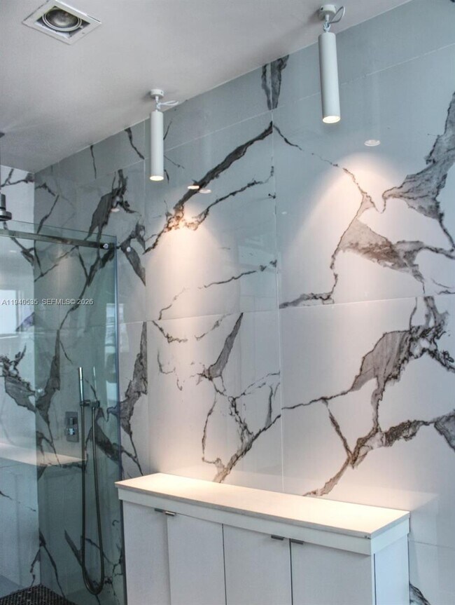 Building Photo - 4710 Pine Tree Dr