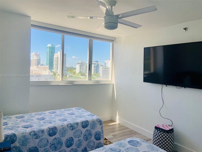Building Photo - 6422 Collins Ave