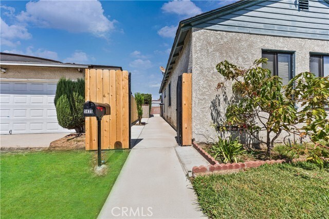Building Photo - 5833 Glady St