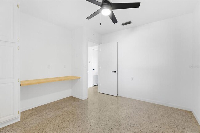 Building Photo - 2723 Lynnhurst St