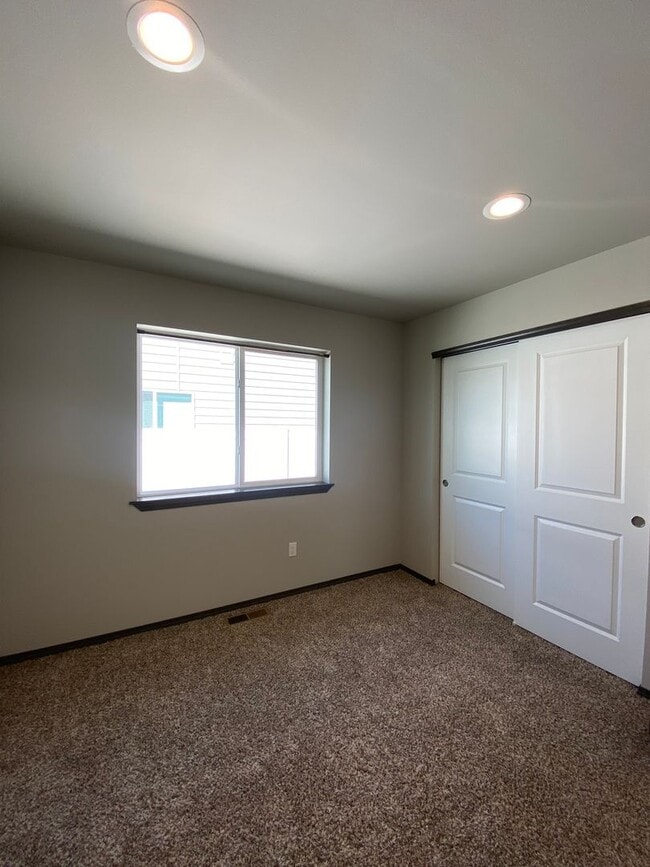 Building Photo - Beautiful 3 Bed/2 Bath Home and Half off the Rent on Move In!