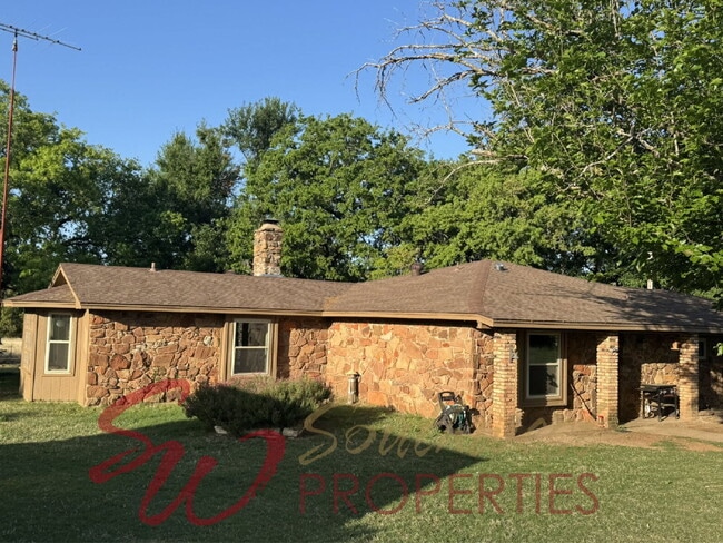 Building Photo - 2 bedroom 2 bath on a 12 acre paradise!