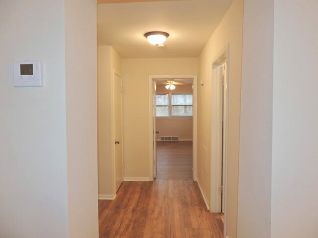 Building Photo - Extraordinary 4 Bedroom 2 Full Bathroom Co...