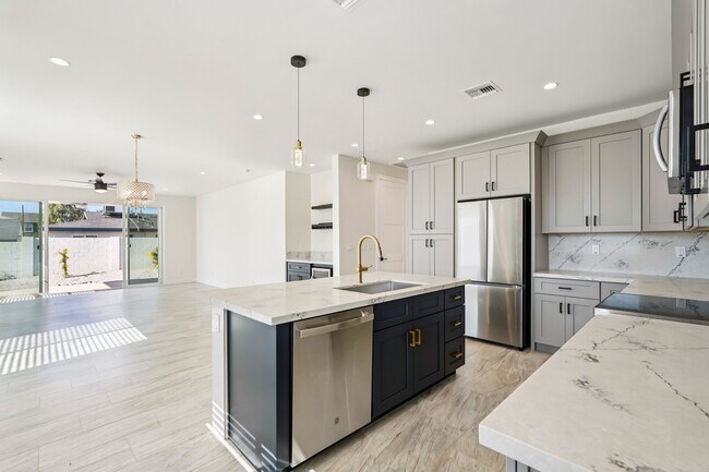 Building Photo - 910 E Roma Ave