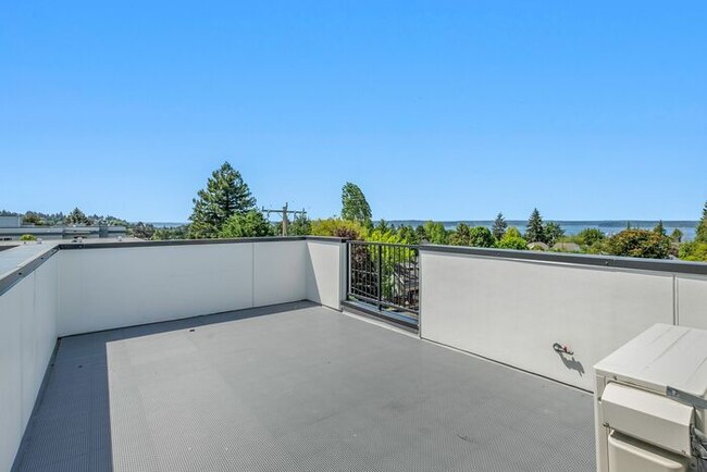 Building Photo - Sweet Ultra-Modern Air-Conditioned West Se...