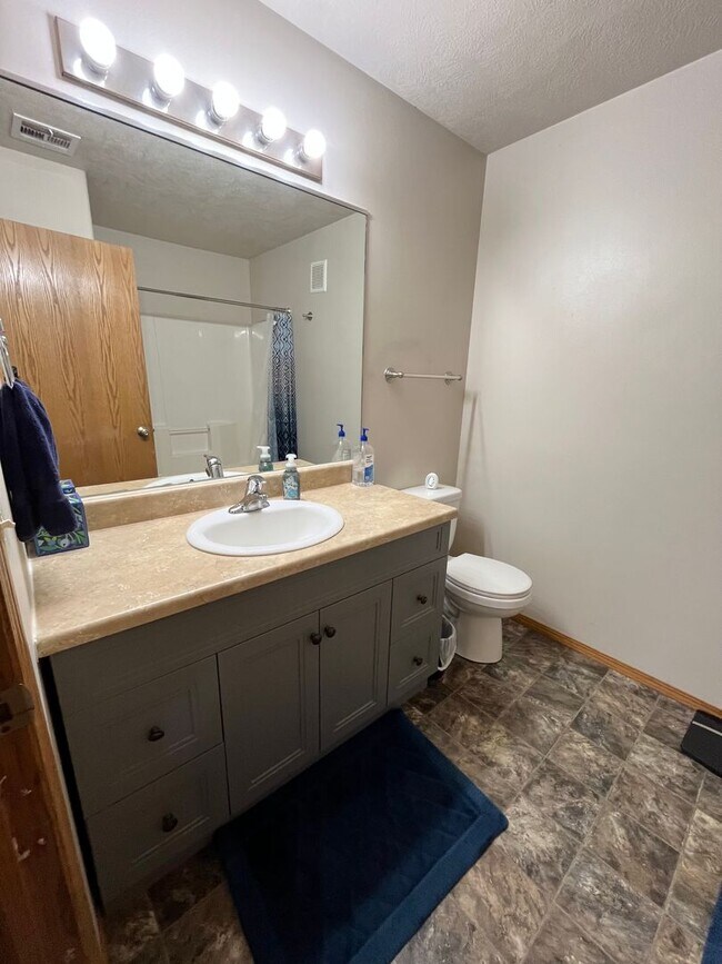 Building Photo - 3 Bed/2 Bath Apartment in Sioux Falls!