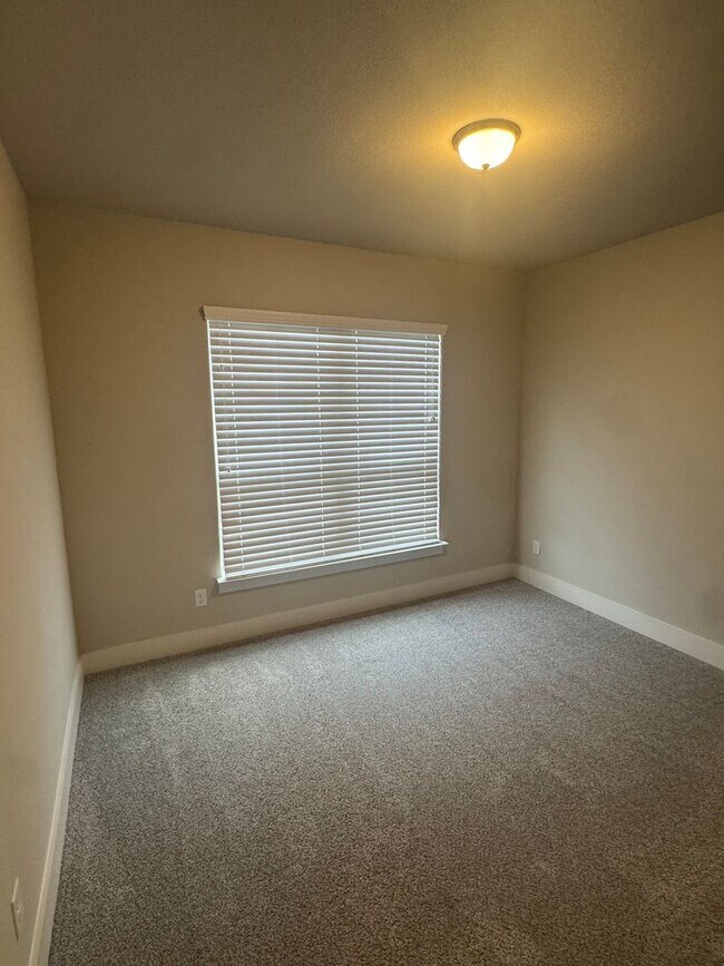 Building Photo - 3/2/2 located in Godley! Move in Specials call to inquire