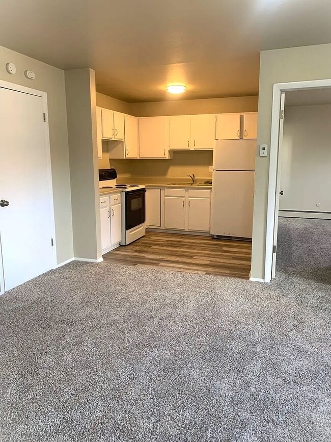 Building Photo - 1660 Moore Ave