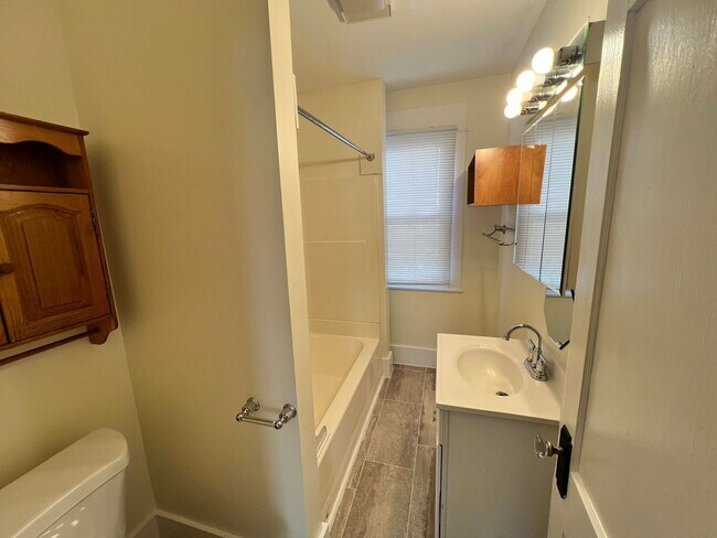 Building Photo - 25-27 Maple St