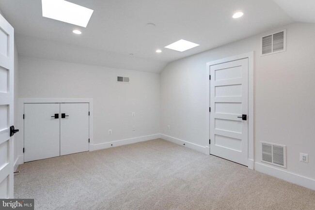 Building Photo - 5615 McLean Dr