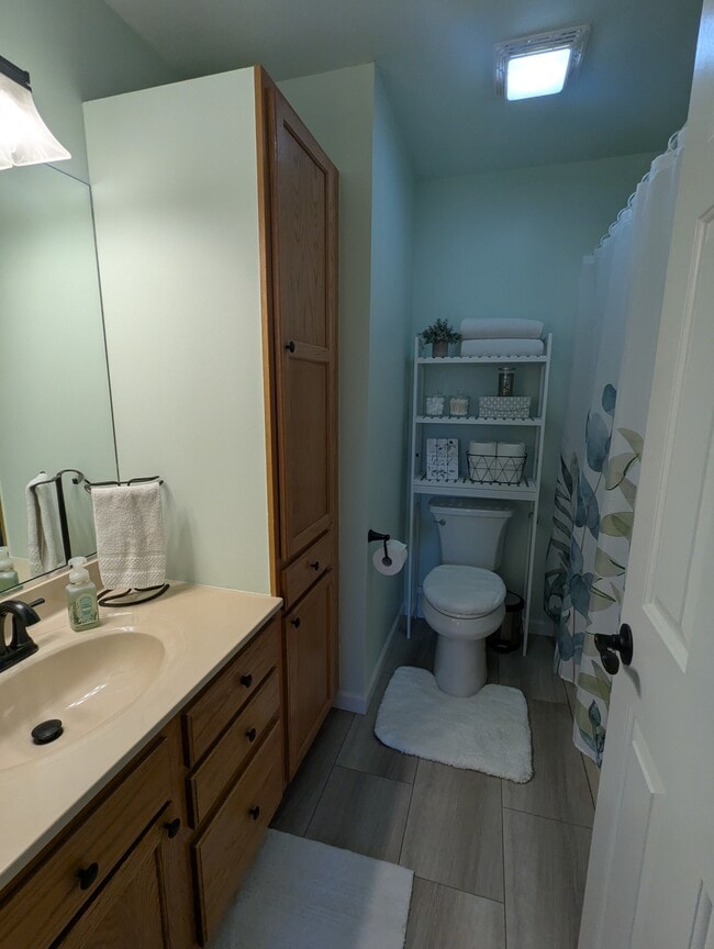Building Photo - 202 N Spruce Dr