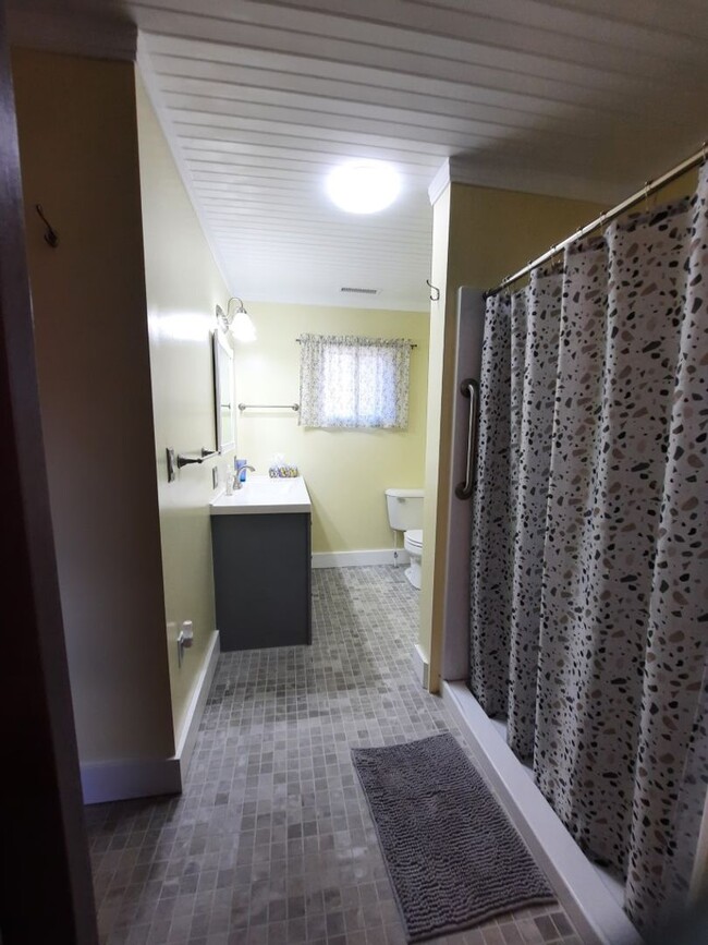 Building Photo - $1,600 - 2 Bedroom, 1 Bathroom Furnished H...