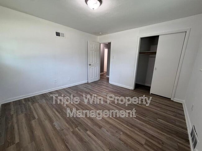 Building Photo - 6801 Knoll Ave