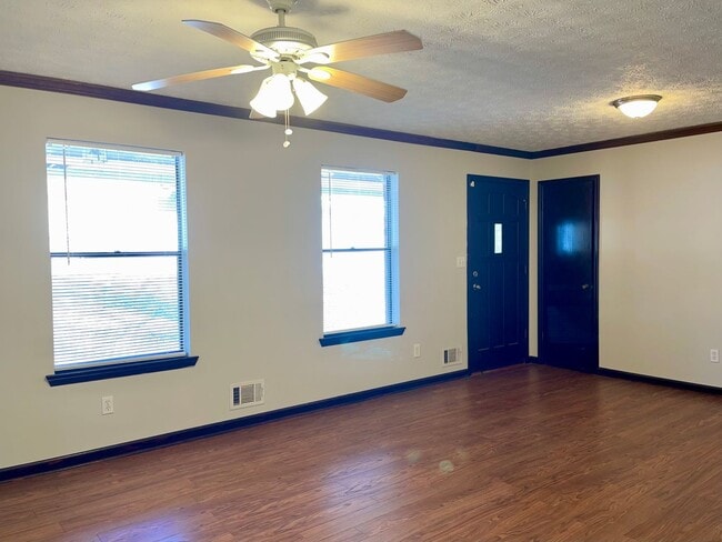 Building Photo - Spacious 3 Bed/2 Bath Brick Ranch in Great Riverdale Location