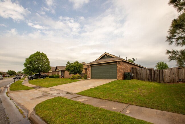 Building Photo - 3 Bed / 2 Bath in Owasso!