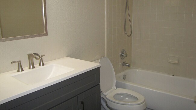 Building Photo - Condo in South West Bakersfield Private Co...