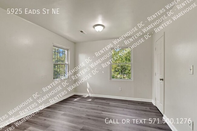 Building Photo - Charming 5Bd/2Bth Semi-Detached Brick Home...