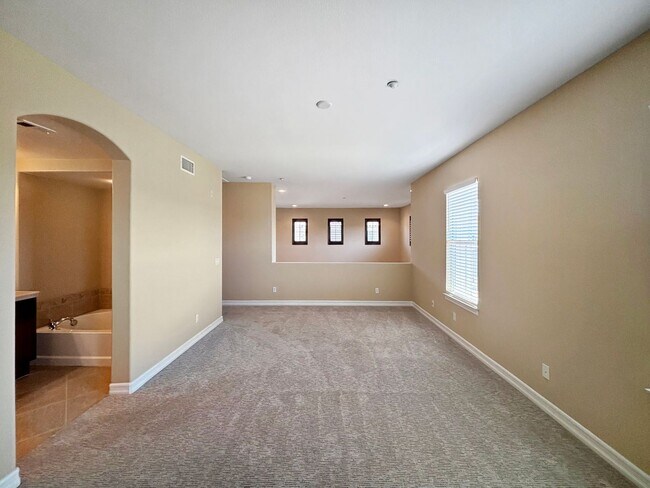 Building Photo - Bright 2BD/2BA Townhouse in Serra Mesa with Balcony, Fireplace & Resort-Style Amenities