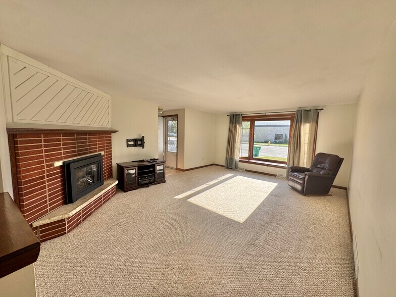 Living Area- furniture not included - 1798 Chateau Dr