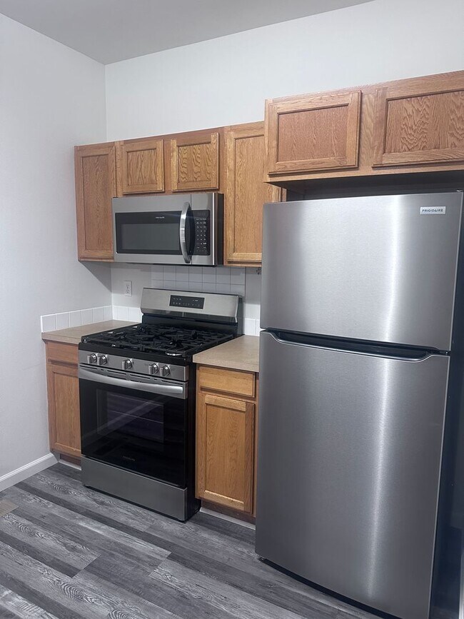 Building Photo - Newly Updated 3 Bedroom Available NOW