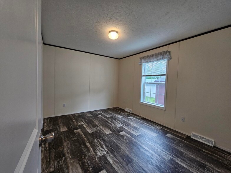 Building Photo - 441 Tulip Dr