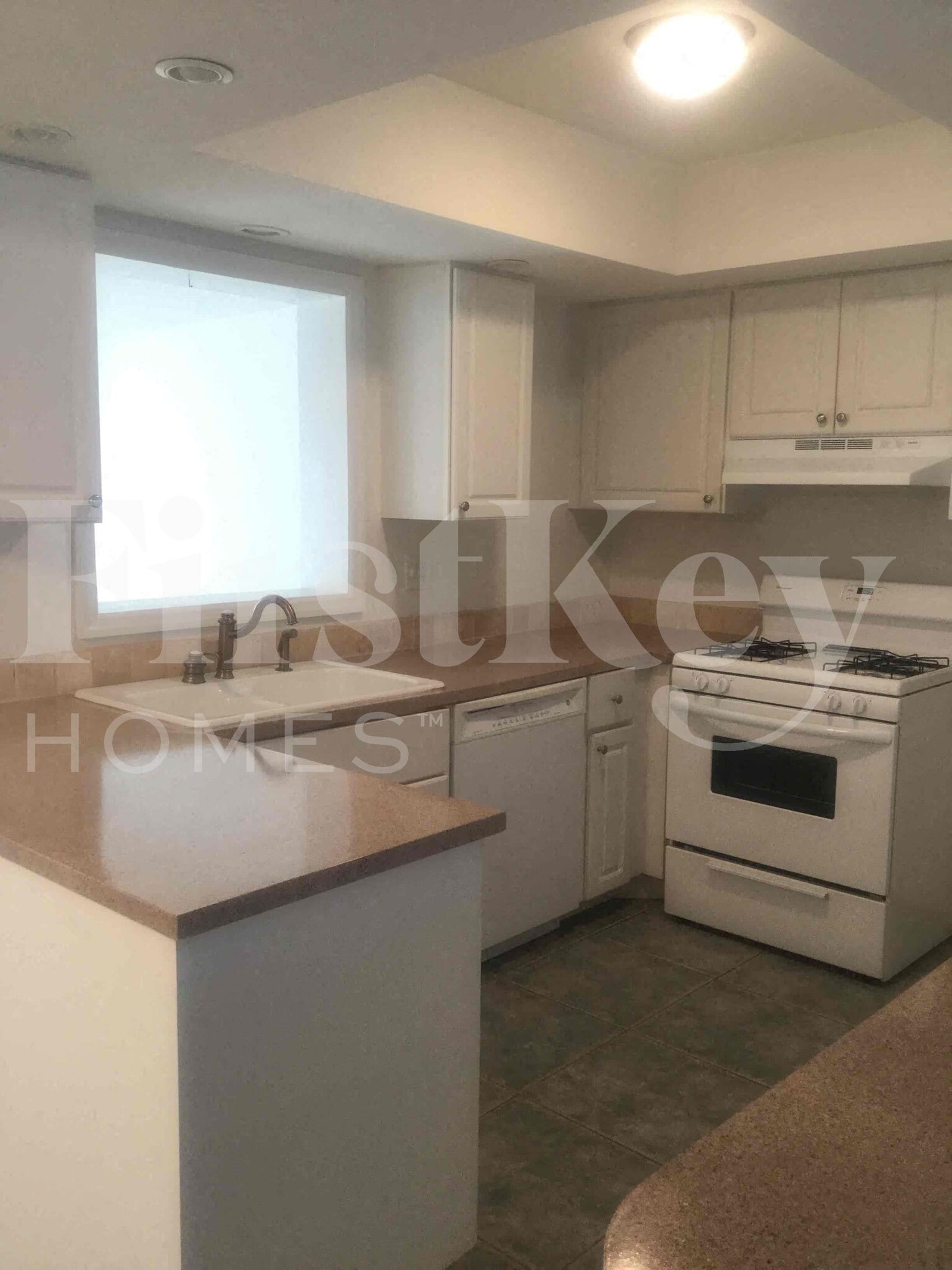 Building Photo - 305 NE Floresta Dr