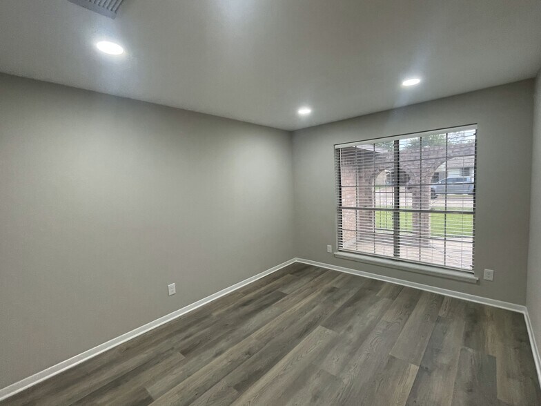 Building Photo - 1013 N Amy Dr