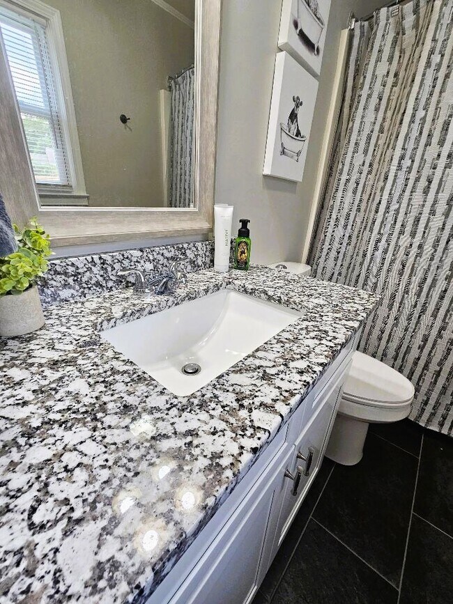 Building Photo - 3 Bedroom home minutes from Prisma Health and Downtown Greenville