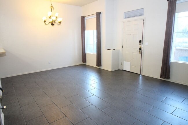 Building Photo - Beautiful 2bdrm 3 bath 2 car garage townhome