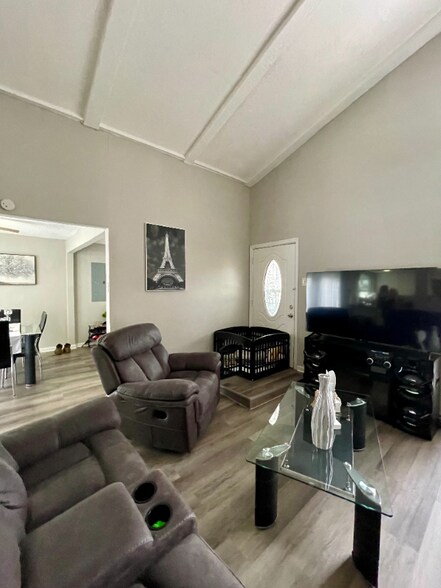 Building Photo - 739 Baruna Cir