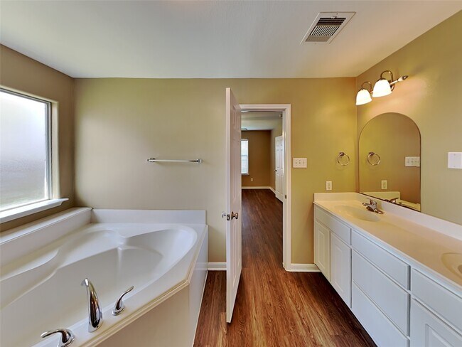 Building Photo - 3926 Cloudbluff Ln