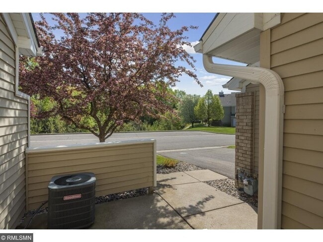 Building Photo - 2270 Ranchview Ln N
