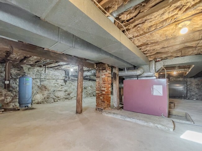 Building Photo - Spacious Renovated Colonial on The Lebanon Green