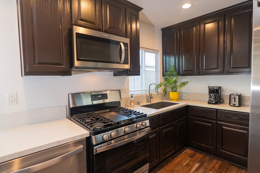 Building Photo - 940 S Bernal Ave