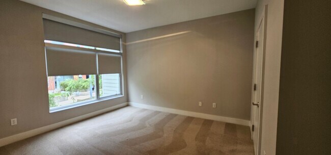 Building Photo - Contemporary Townhome East side of Downtow...