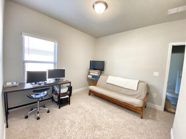 Building Photo - 3605 Turquoise Dr