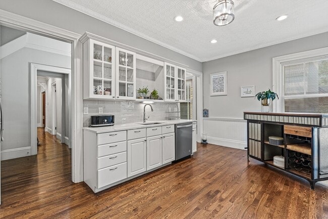 Building Photo - 65 Church St