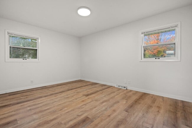 Building Photo - 2311 W Oakwood Rd