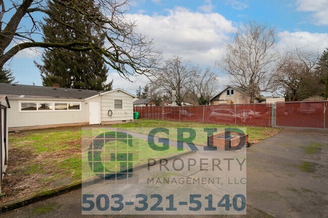 Building Photo - 3 Bedroom Home - Large Corner Lot - SE Por...