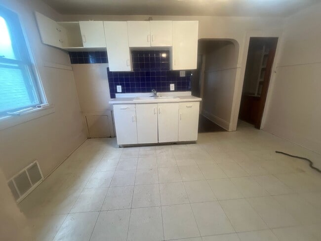 Building Photo - Spacious 2-Bedroom Upper Duplex