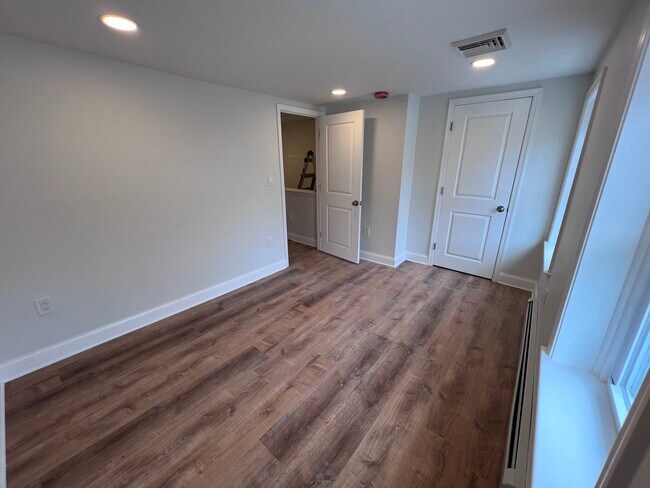 Building Photo - 421 Grove St