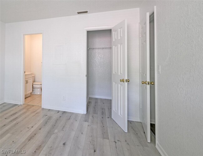 Building Photo - 4603 Bayshore Dr