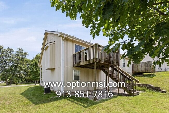 Building Photo - Welcome home to this beautifully updated 3-bedroom, 2-bath duplex in the heart of Johnson County!