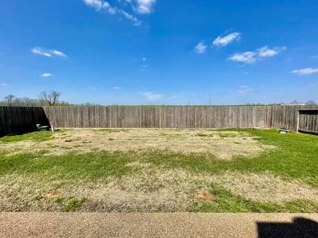 Building Photo - 2526 Lake Dale Ln