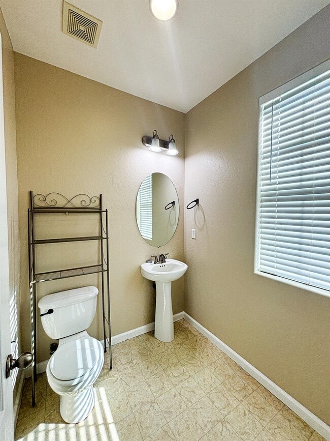 Building Photo - 5537 N Gates Ave