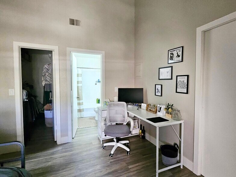 Building Photo - 1070 Calle del Cerro