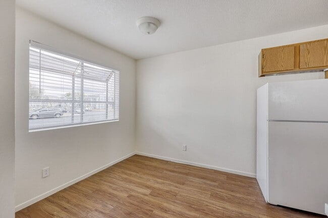 Building Photo - Cozy 2-Bedroom Apartment with Open Layout