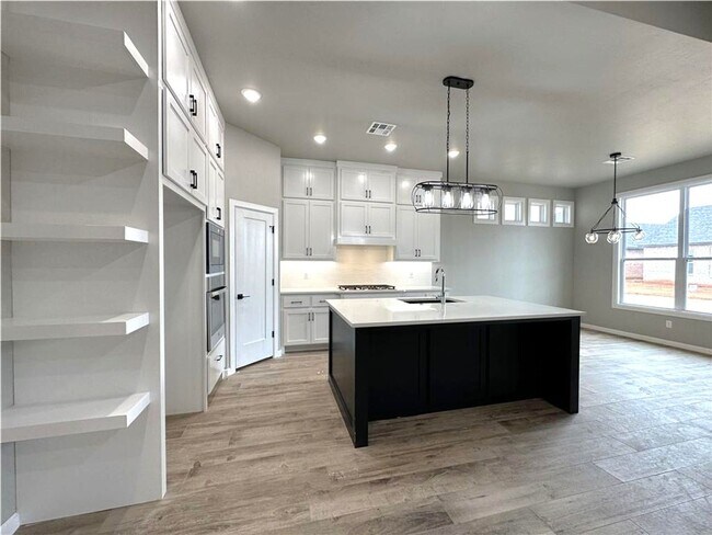 Building Photo - 3 Bed 2 Bath 2 Car in Twin Silos Addition Edmond, OK